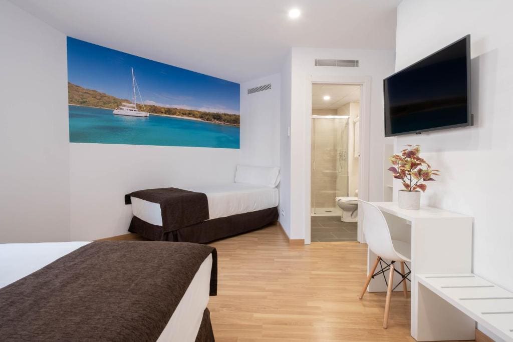 Deluxe Triple Room room - Image 2