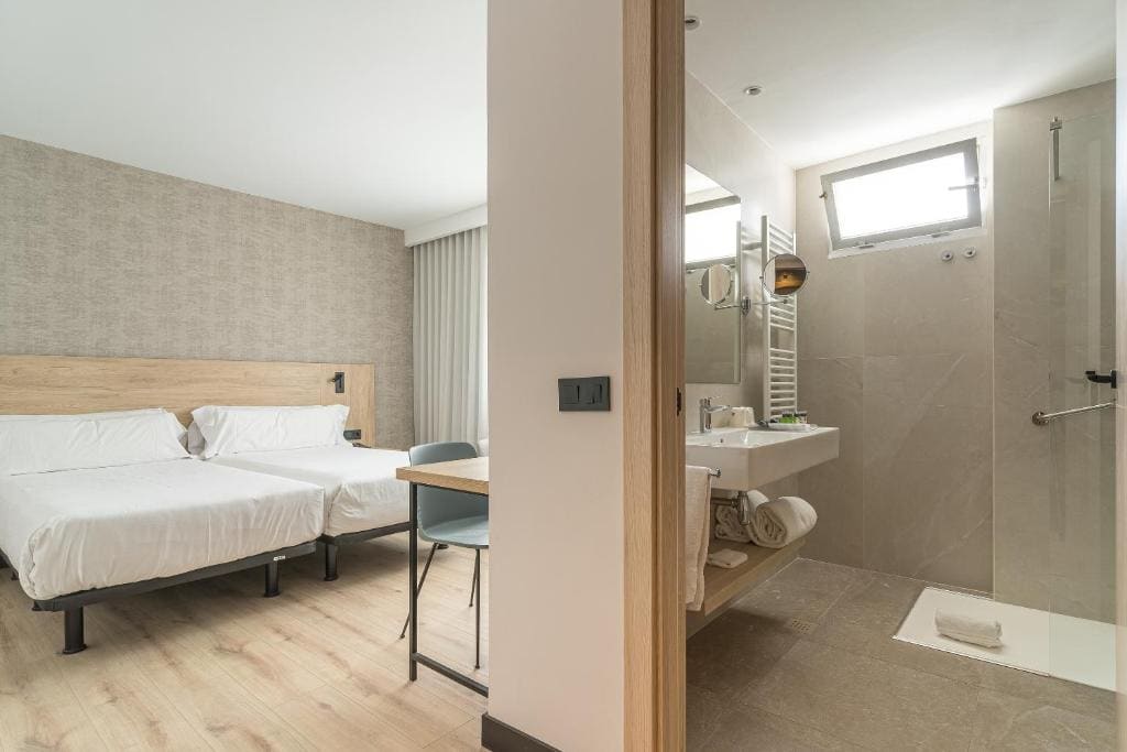 Interior twin room room - Image 1
