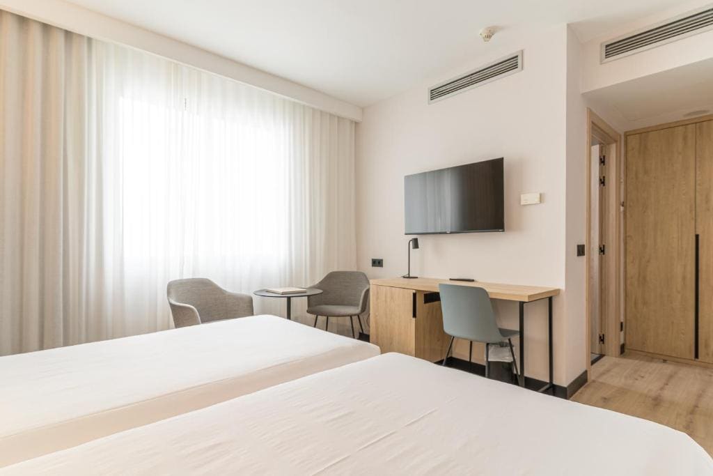 Interior twin room room - Image 2