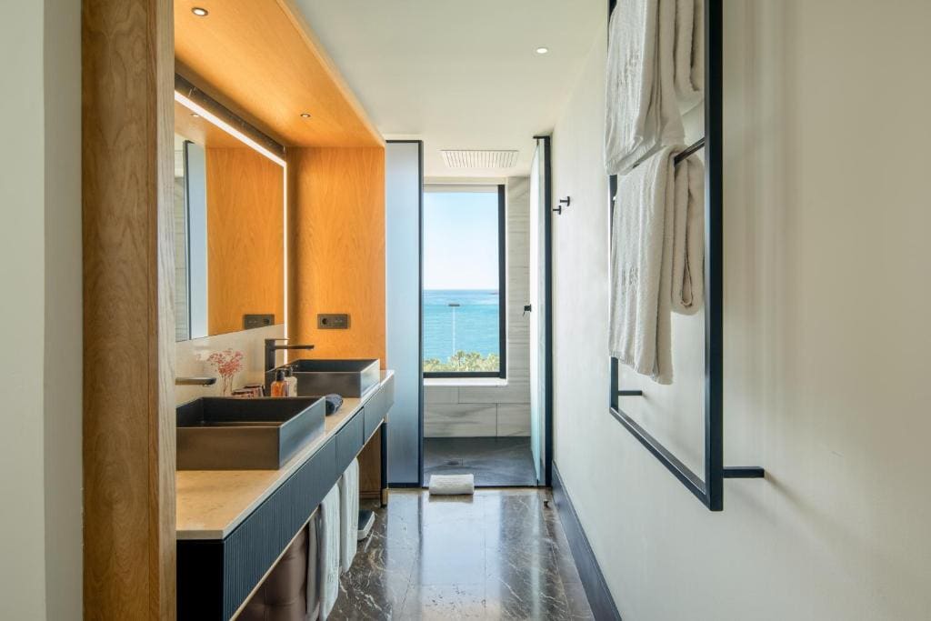 Deluxe Double Room with Sea View room - Image 3