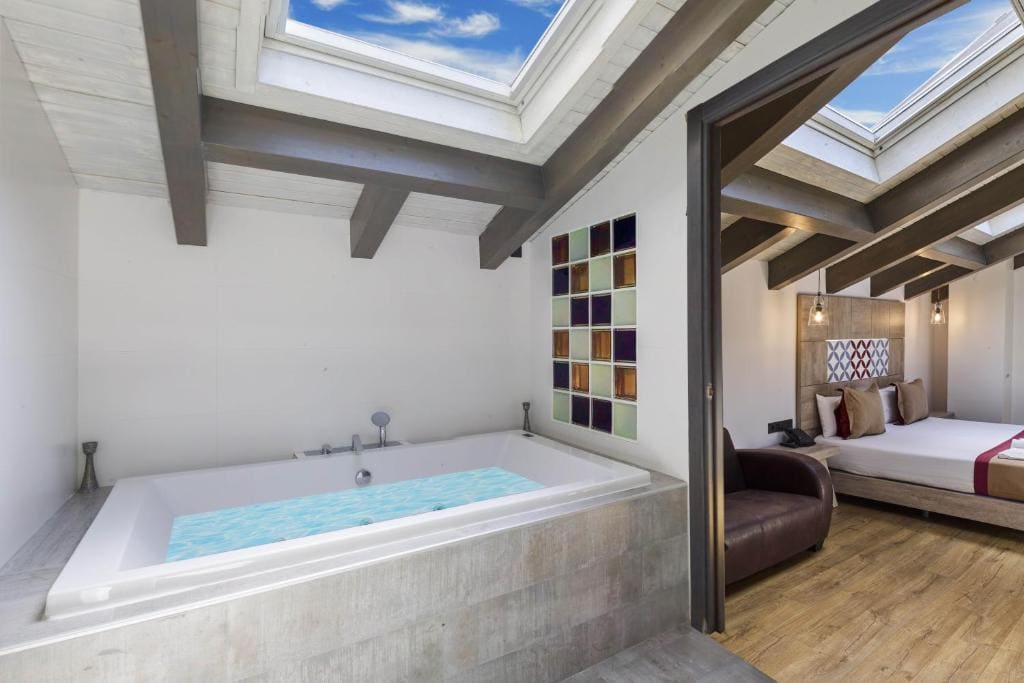 Double Room with Spa Bath room - Image 1