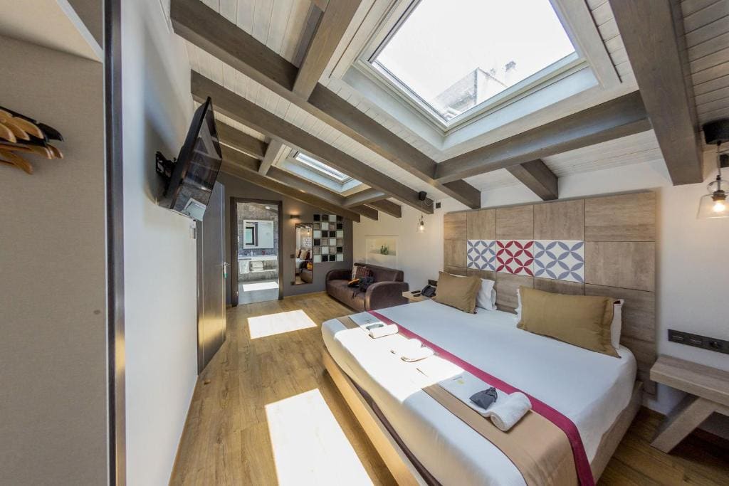 Double Room with Spa Bath room - Image 3