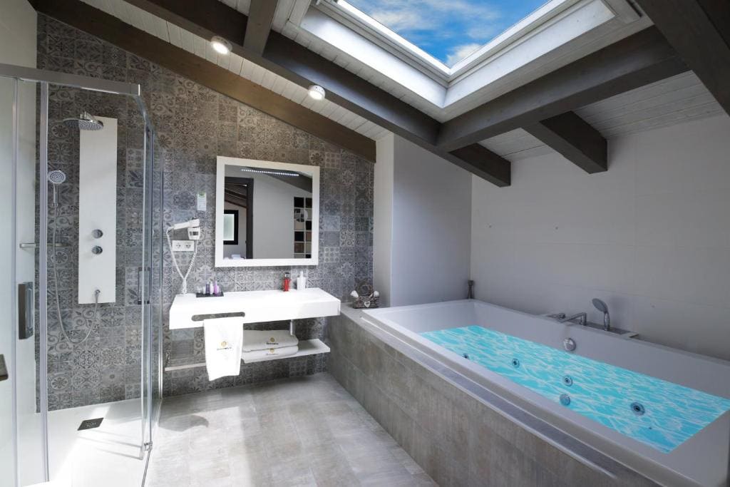 Double Room with Spa Bath room - Image 2