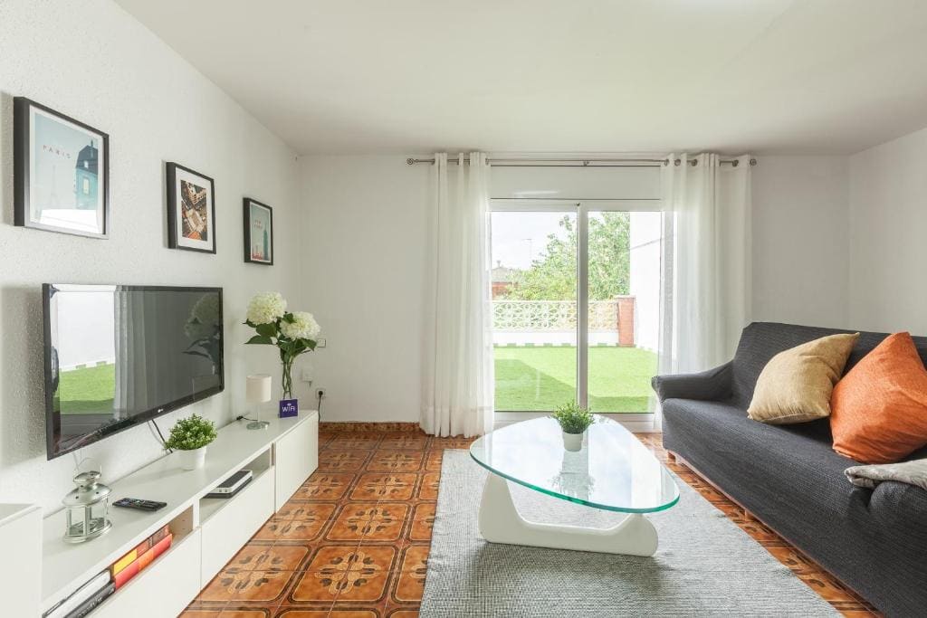Apartment with Mountain View room - Image 1