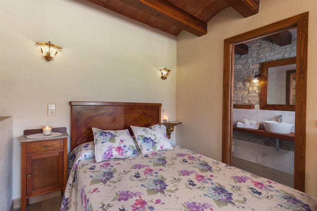 One-Bedroom House room - Image 1
