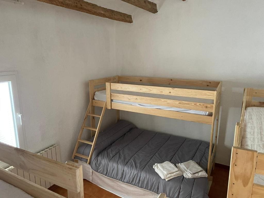 Double Room with Shared Bathroom room - Image 2