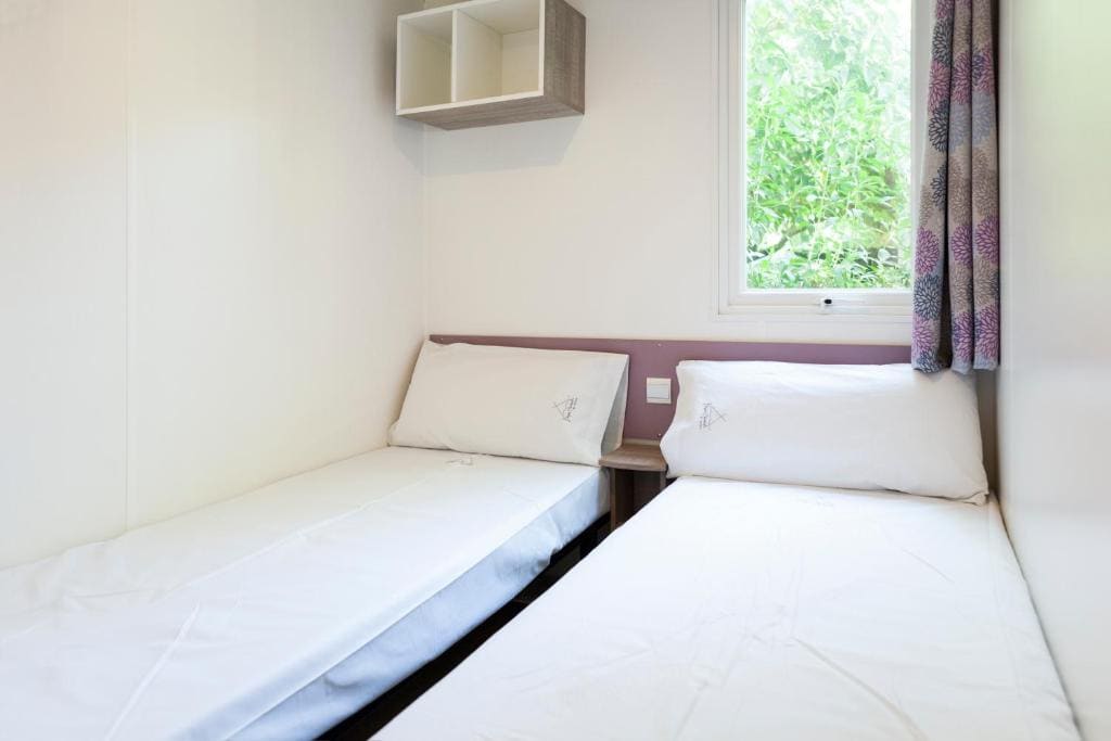 Three-Bedroom Bungalow with Air Conditioner room - Image 2