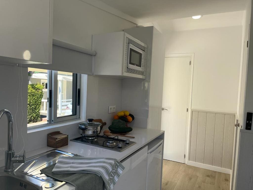 One-Bedroom Bungalow without Air Conditioner room - Image 1
