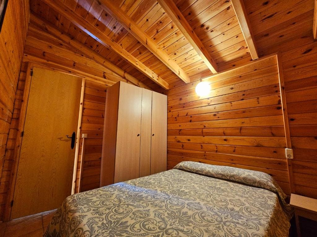 One-Bedroom Bungalow room - Image 1