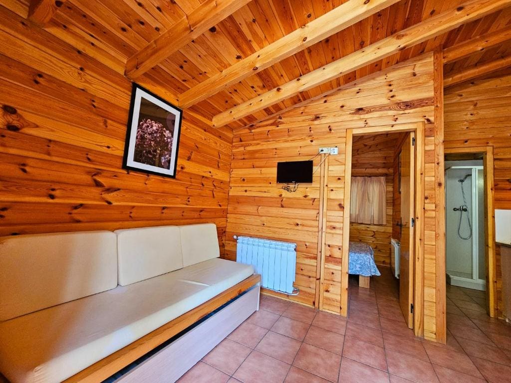 One-Bedroom Bungalow room - Image 2