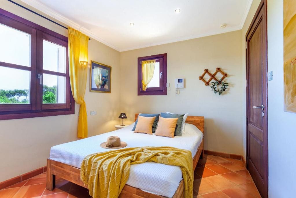 Four-Bedroom House room - Image 3