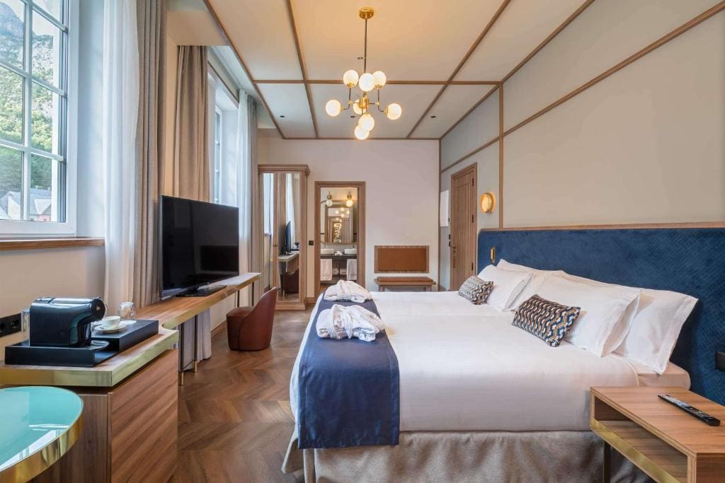 Deluxe Family Room room - Image 2