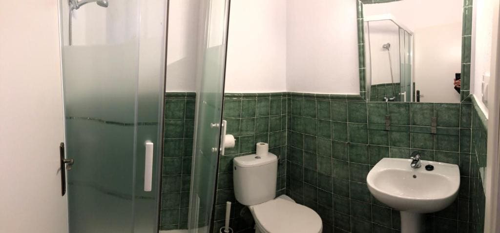 Twin Room with Bathroom room - Image 3