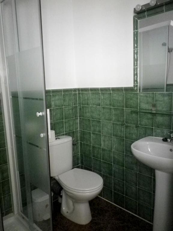 Twin Room with Bathroom room - Image 2