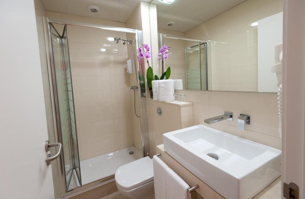 Standard Double or Twin Room room - Image 3