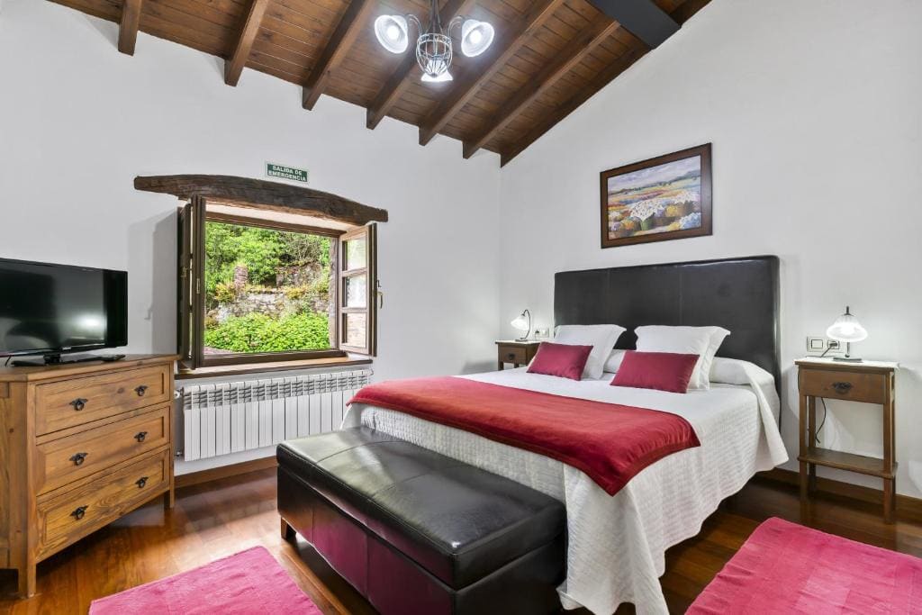 Three-Bedroom Premium Apartment with Balcony room - Image 2