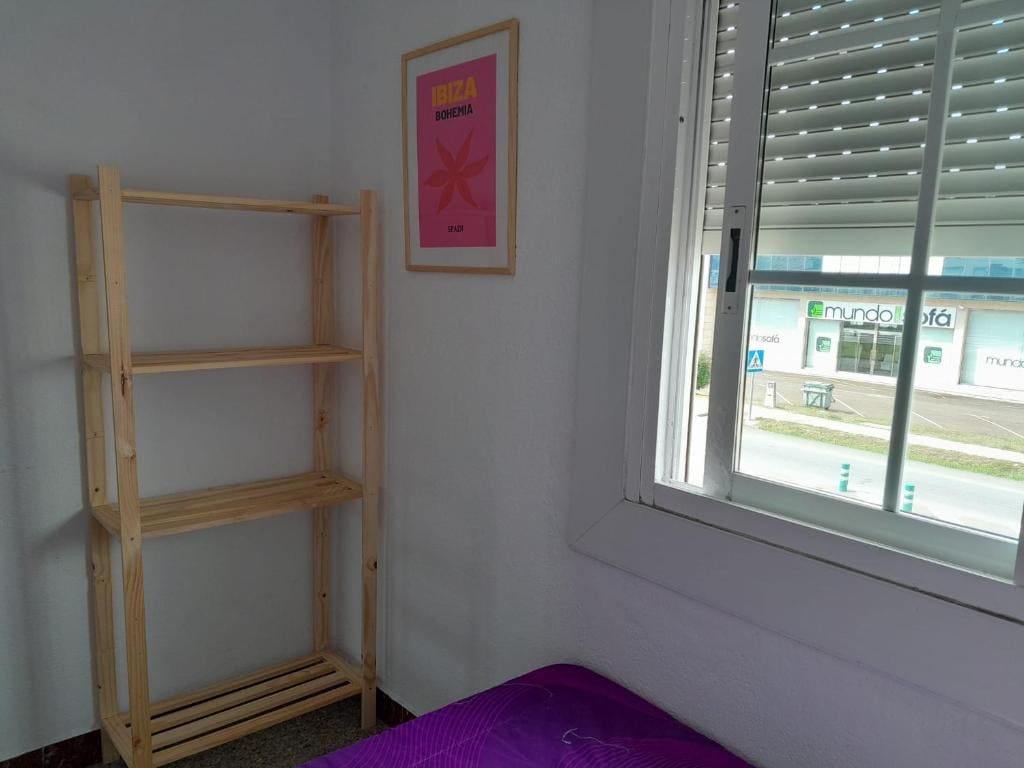 Single Room with Shared Bathroom room - Image 3