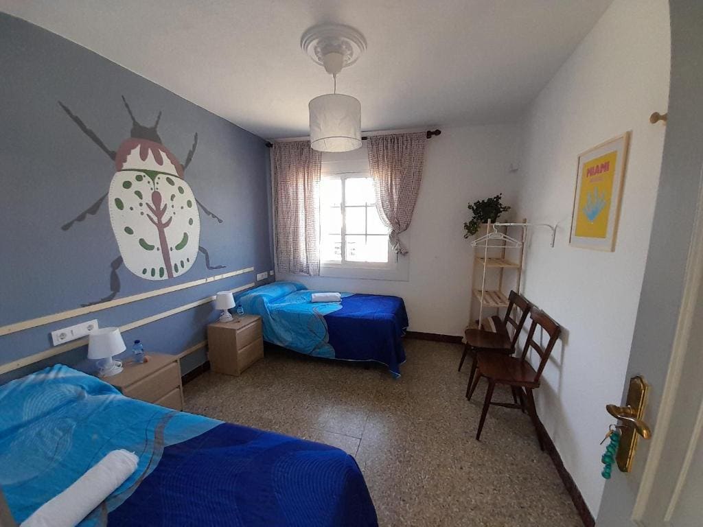 Twin Room with Shared Bathroom room - Image 2