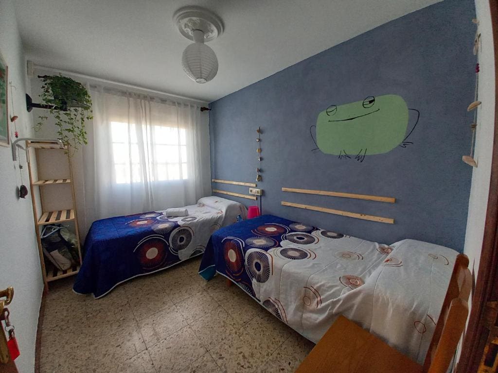 Twin Room with Shared Bathroom room - Image 3