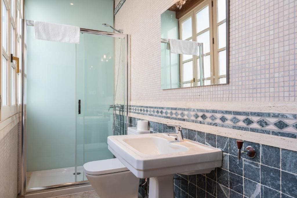 Double Room with Balcony room - Image 2