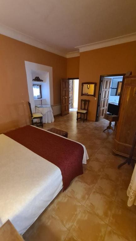 Superior King Room room - Image 3