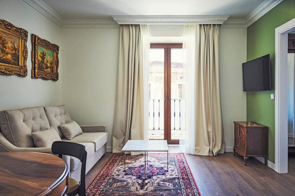 Superior Family Room room - Image 2