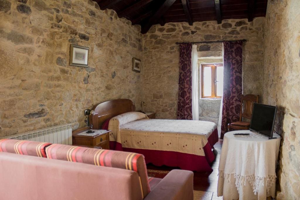 Deluxe Double Room with Bath room - Image 3