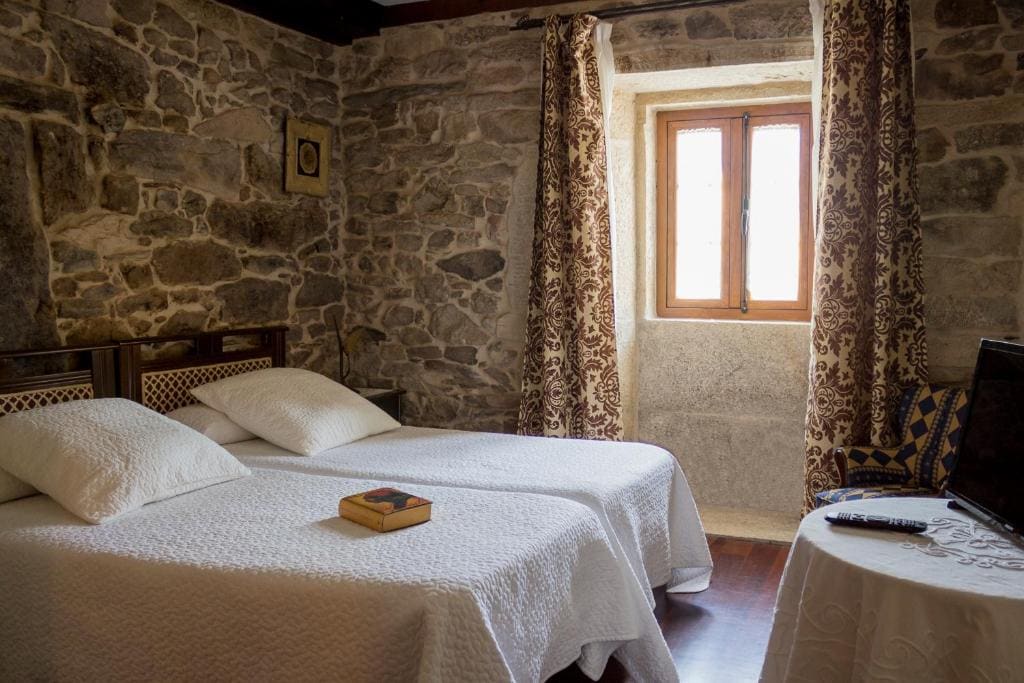 Twin Room with Bath room - Image 3