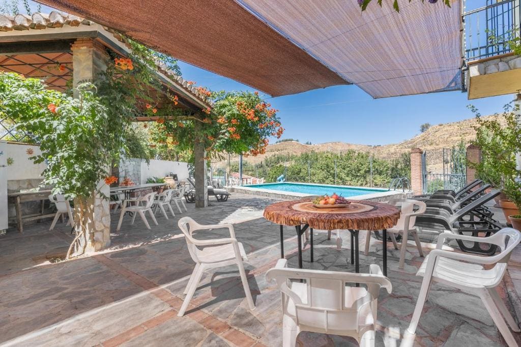 Three-Bedroom Apartment with Mountain View room - Image 1