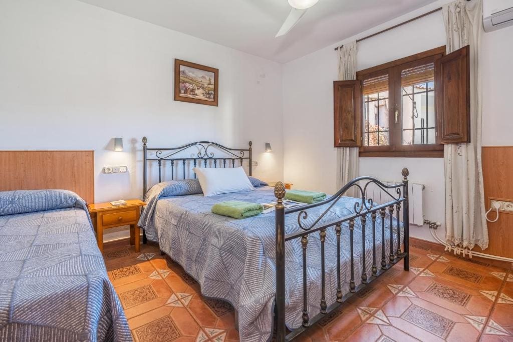 Three-Bedroom Apartment with Mountain View room - Image 2