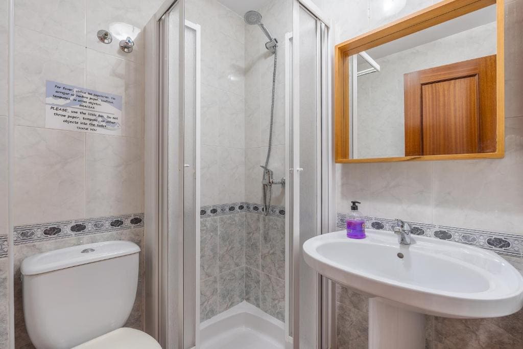 Three-Bedroom Apartment with Mountain View room - Image 3