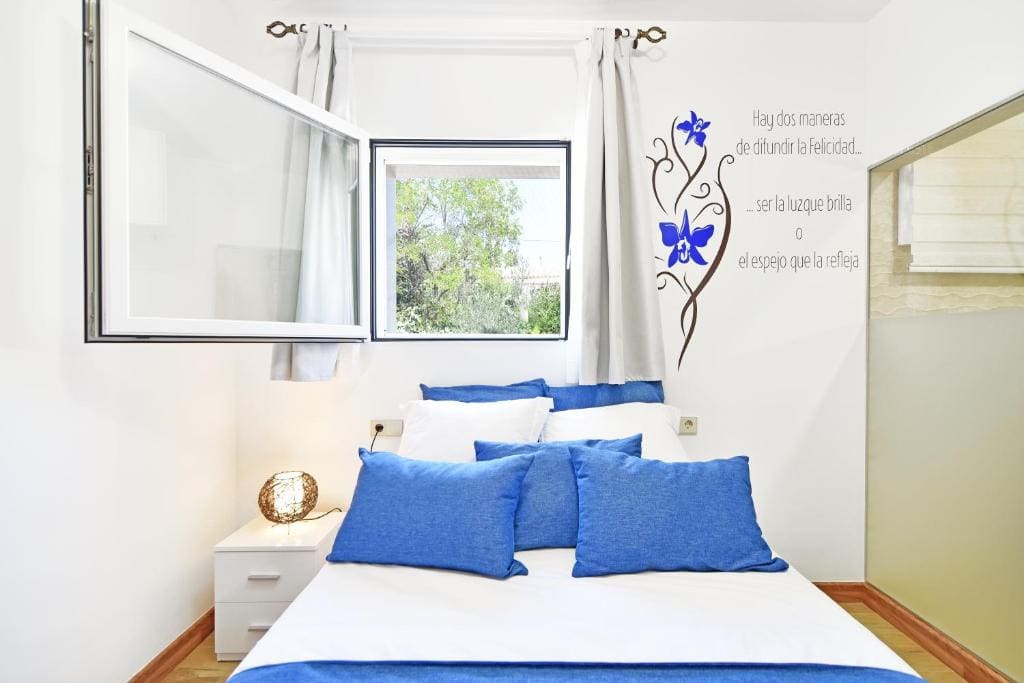 Six-Bedroom House room - Image 3