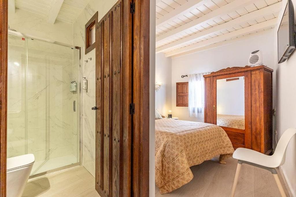Five-Bedroom House room - Image 3