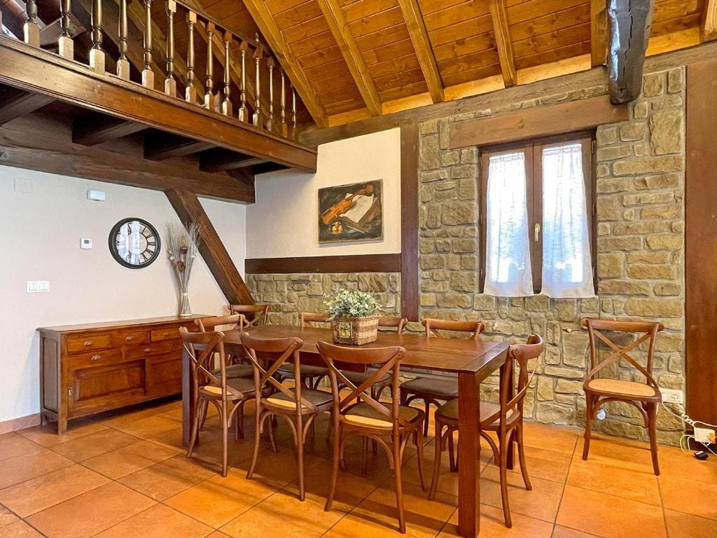 Five-Bedroom House room - Image 1