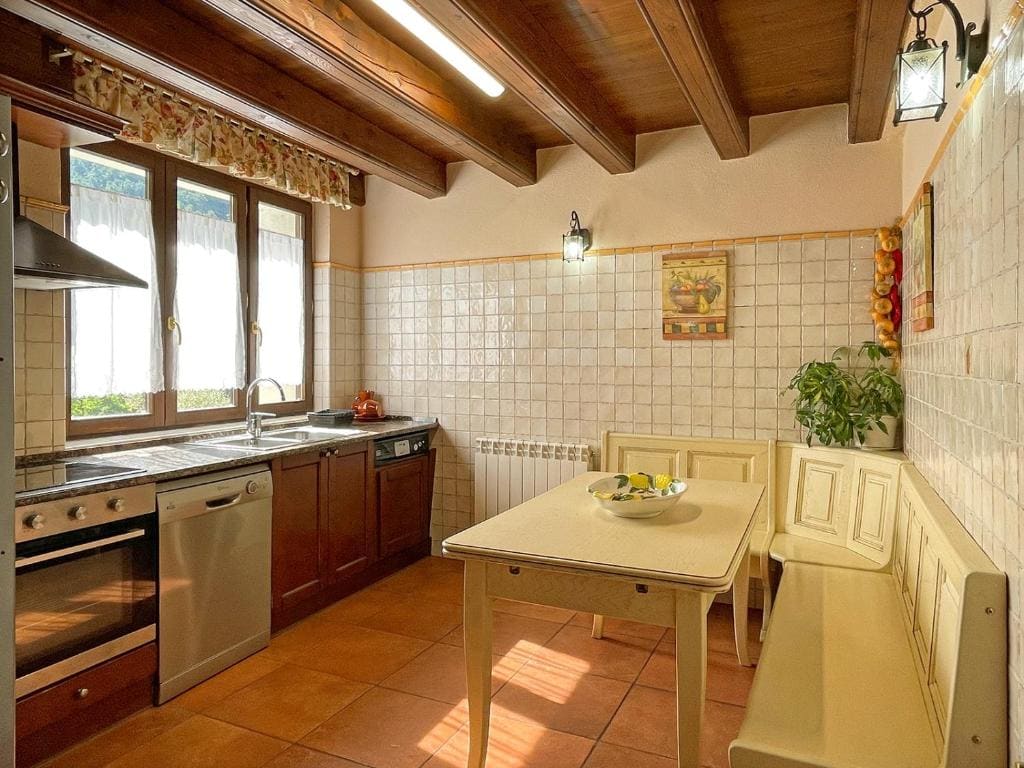 Five-Bedroom House room - Image 2