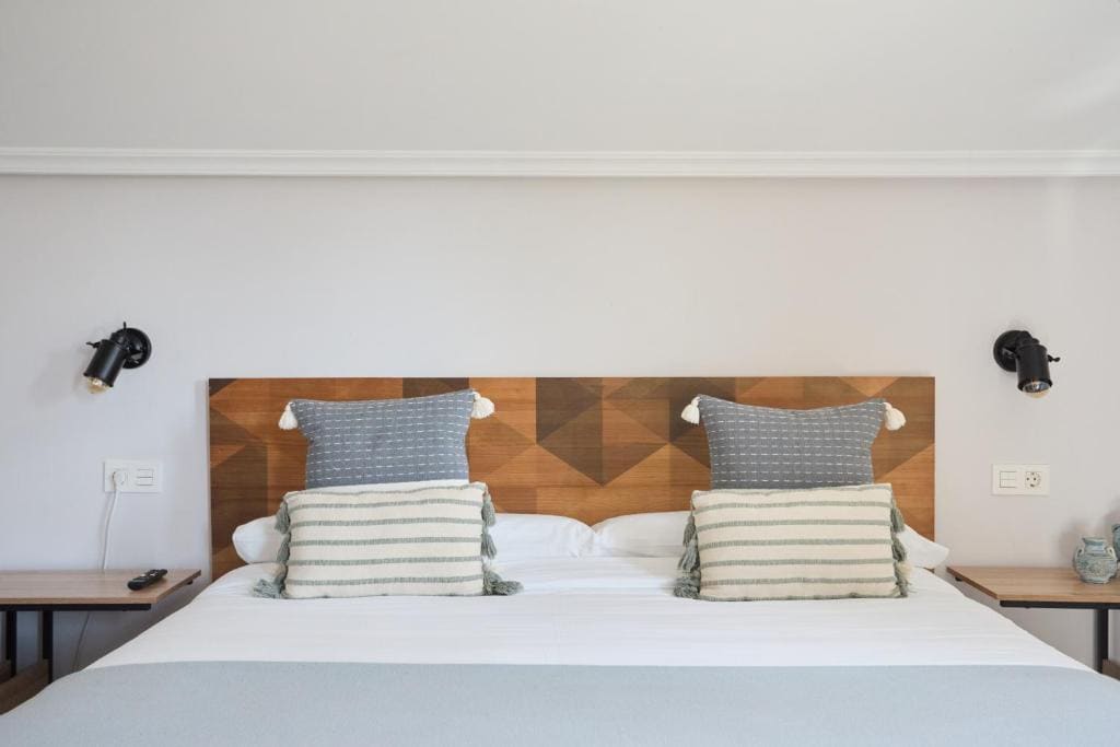 Deluxe Double Room with Balcony room - Image 2