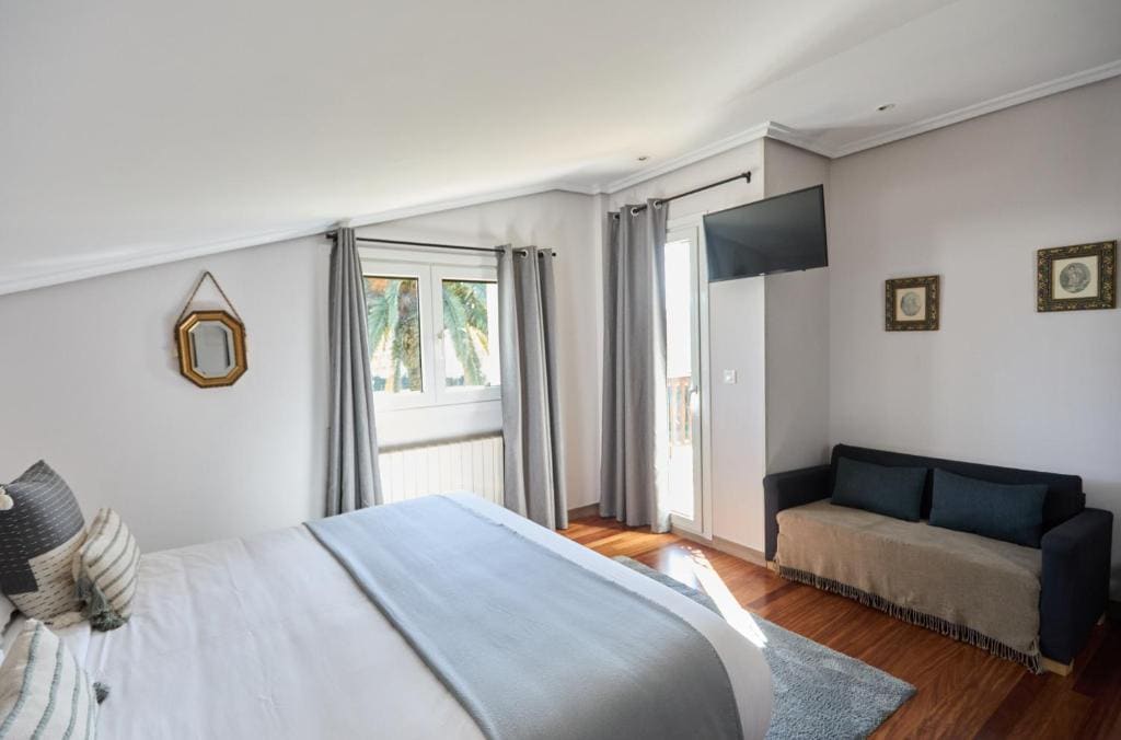 Deluxe Double Room with Balcony room - Image 1