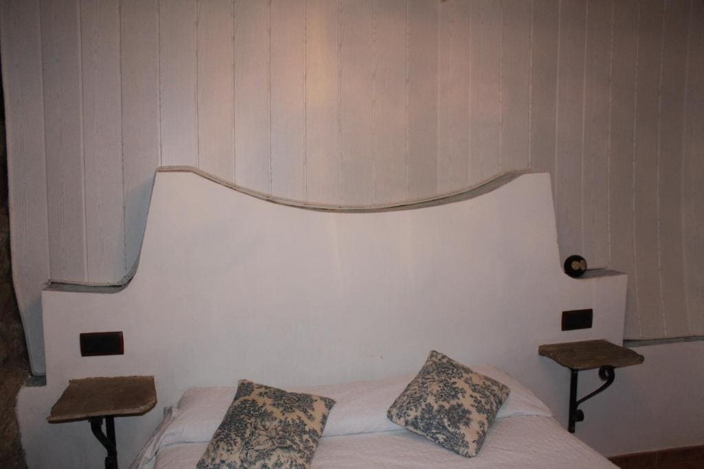 One-Bedroom House room - Image 1