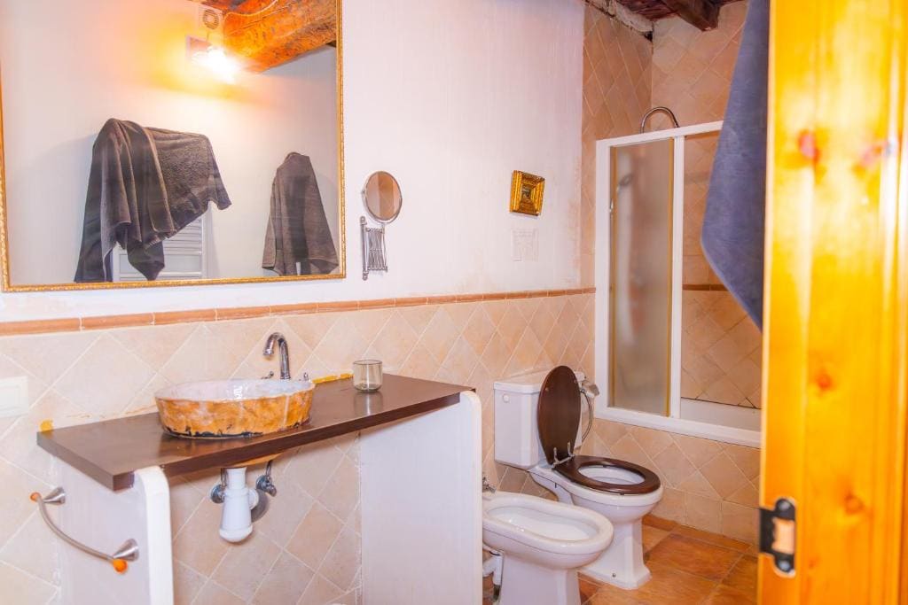 Deluxe Double Room with Bath room - Image 1