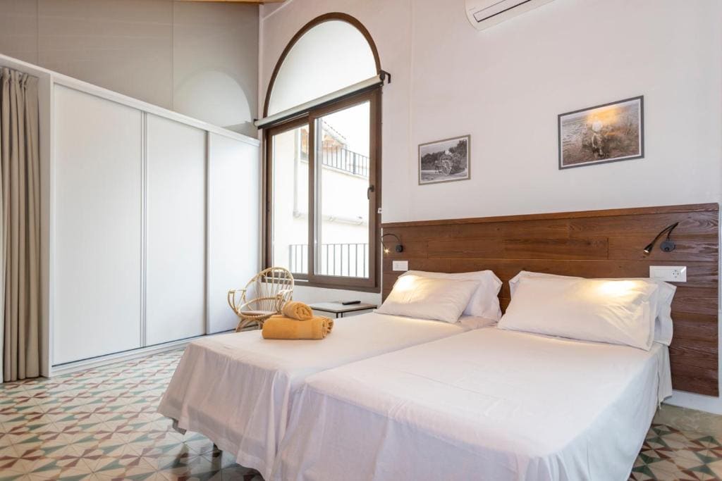 Twin Room with Balcony room - Image 2