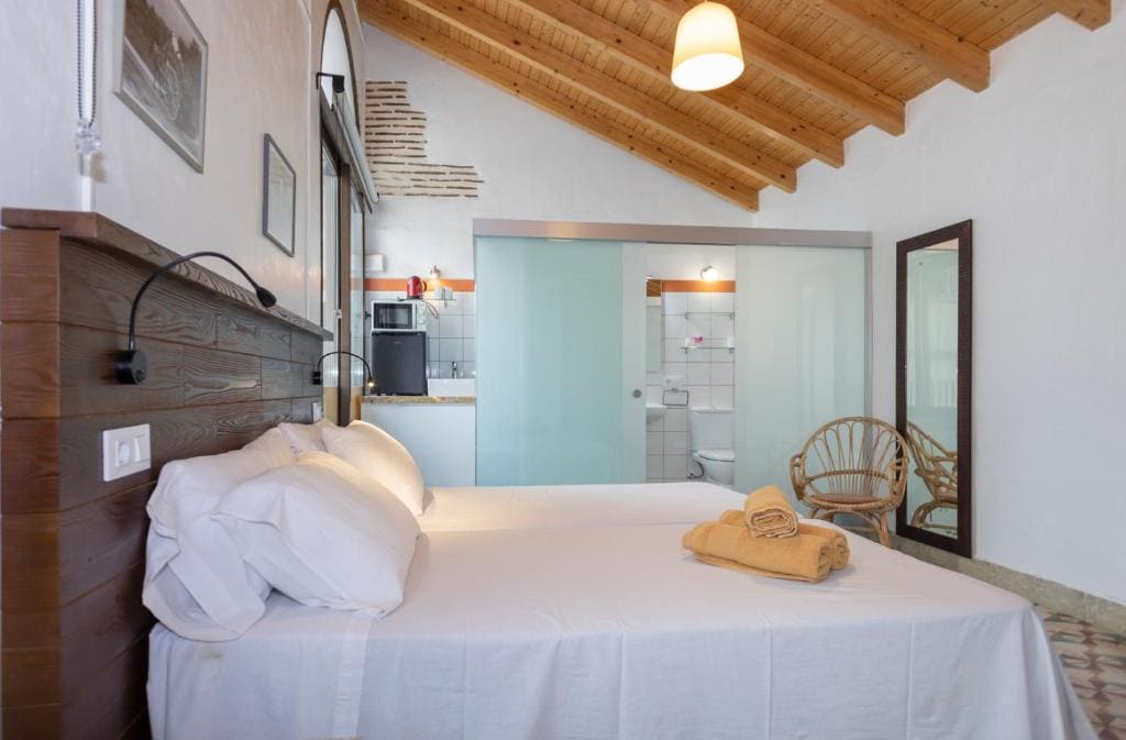 Twin Room with Balcony room - Image 3