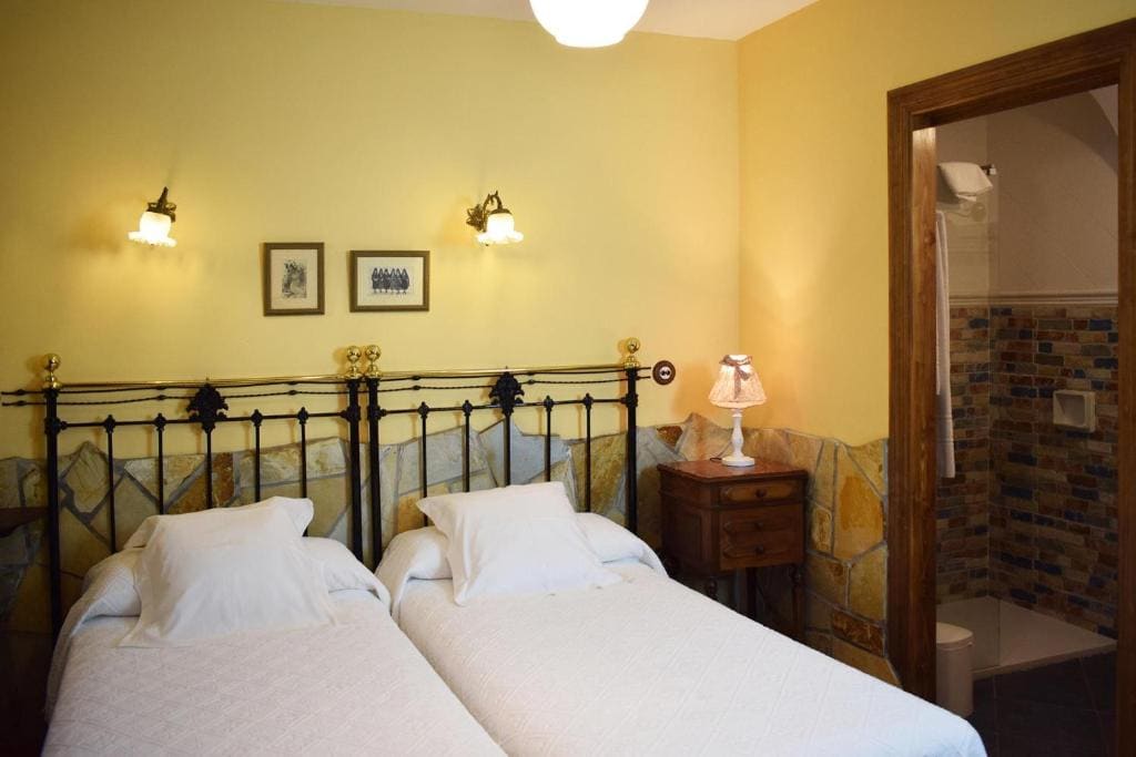 Small Twin Room room - Image 3