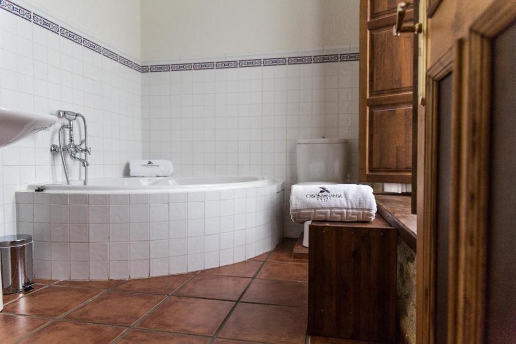 Double Room with Hydromassage Bath room - Image 1