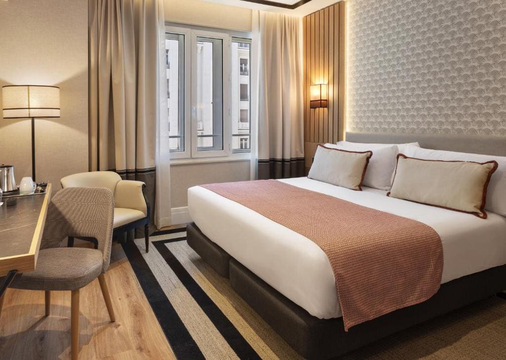 Double or Twin Room with Gran Via Street View room - Image 1