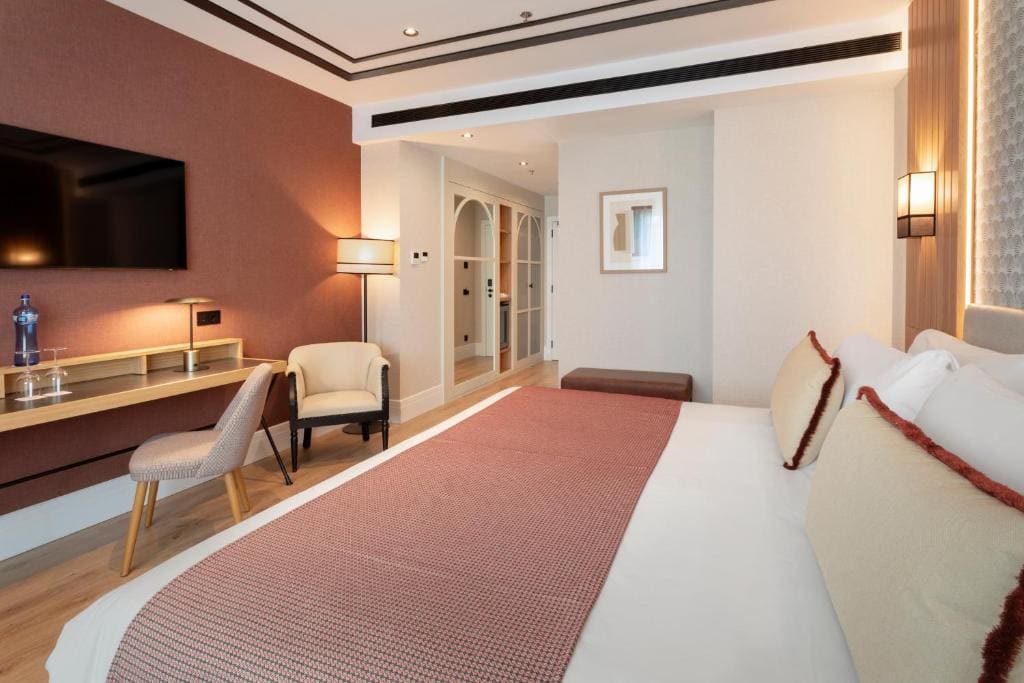 Superior Double or Twin Room with Gran Via Street View room - Image 1