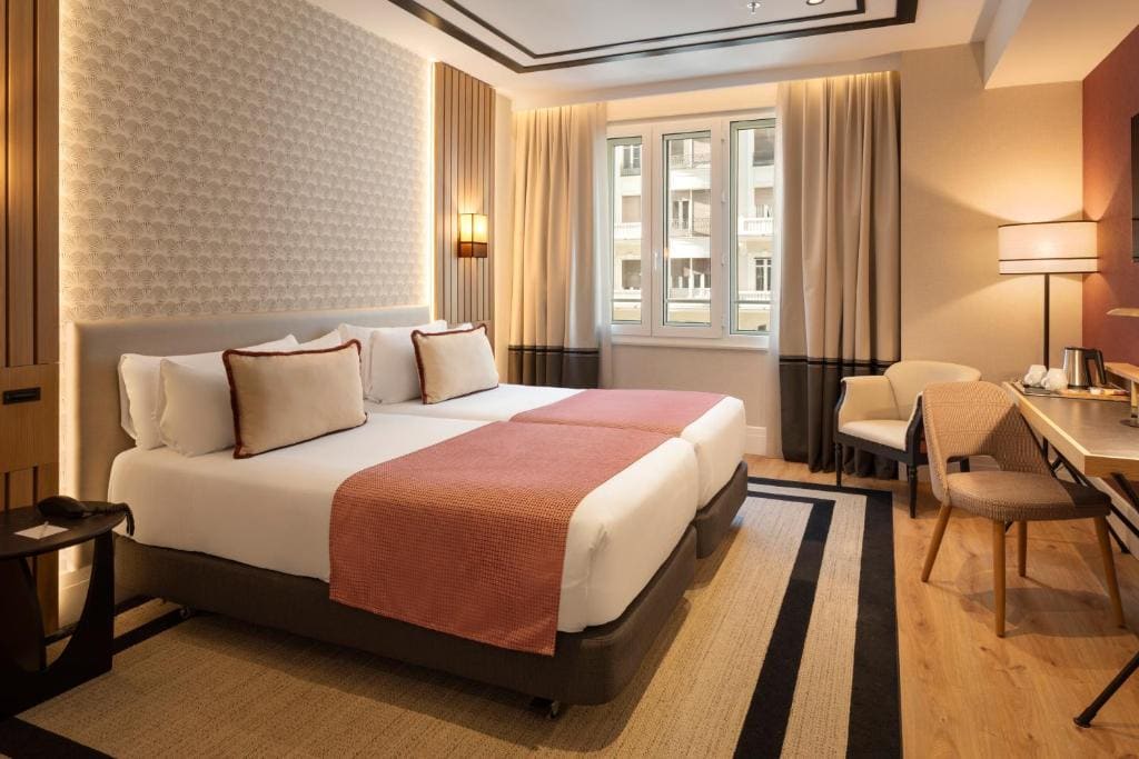 Double or Twin Room with Gran Via Street View room - Image 2