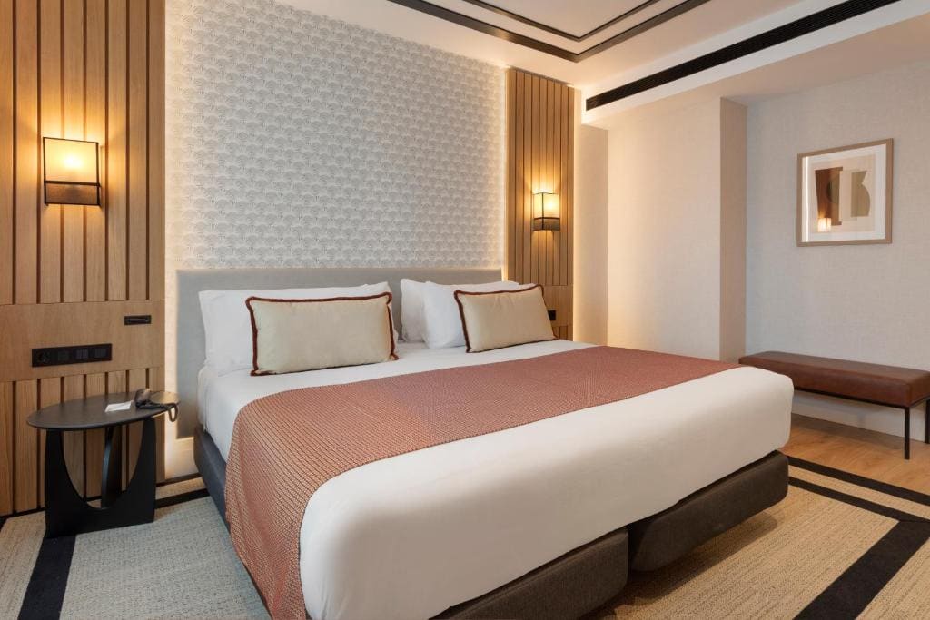 Double or Twin Room with Gran Via Street View room - Image 3