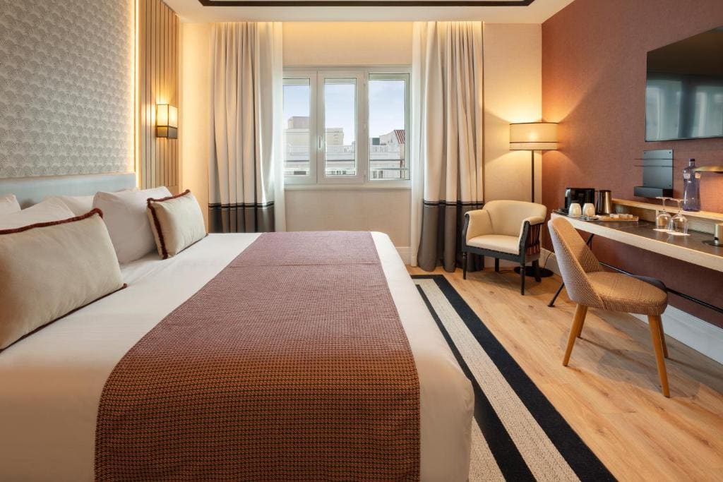 Superior Double or Twin Room with Gran Via Street View room - Image 3