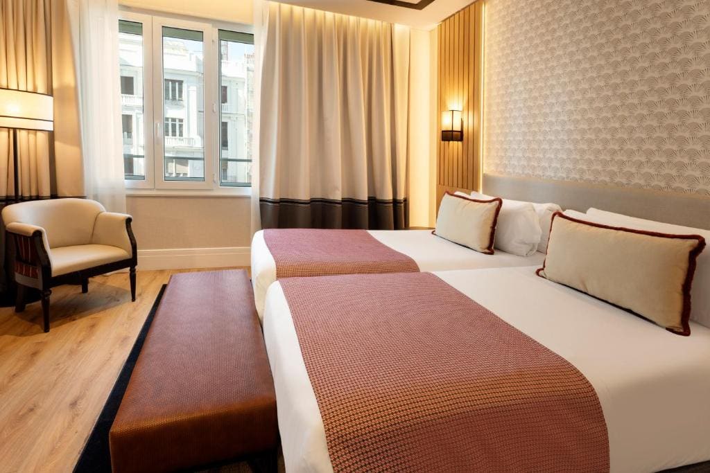 Superior Double or Twin Room with Gran Via Street View room - Image 2