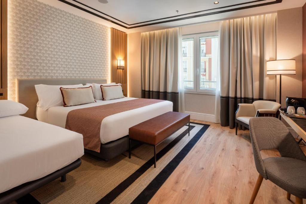 Superior Triple Room with Gran Via Street View room - Image 3